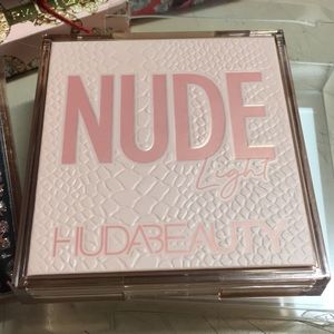 Huda Beauty NUDE LIGHT Pallete 😍😍